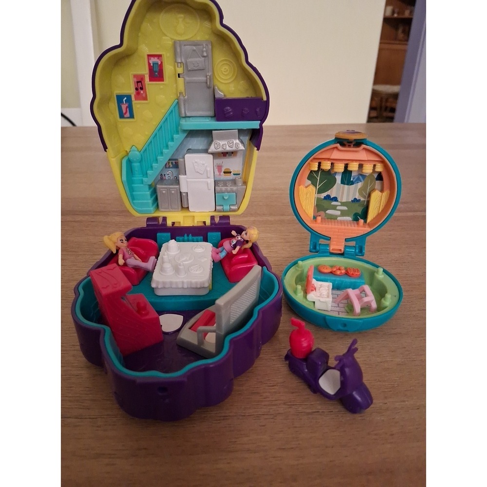 Polly Pocket Compact Play Set With Dolls.
